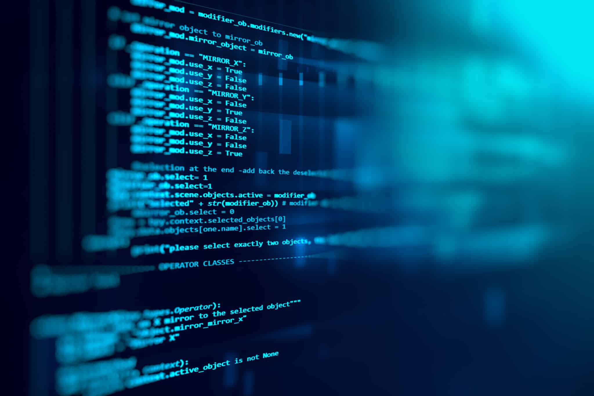 Blau leuchtender Quellcode auf einem Monitor, stellvertretend für Software-/Webentwicklung.